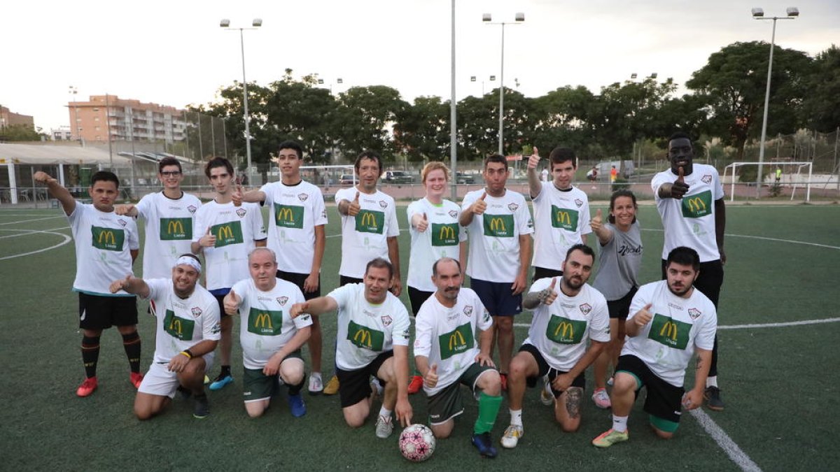 Los jugadores del equipo inclusivo de la Associació Esportiva Pibody y la UE Balàfia, ayer junto a Rous Martínez antes del entrenamiento.