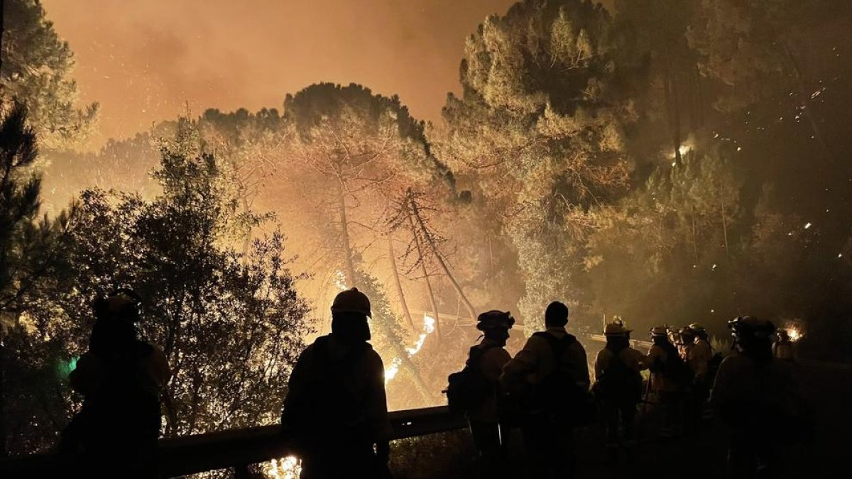 Unos 250 efectivos de los bomberos trabajaban ayer para tratar de sofocar las llamas.