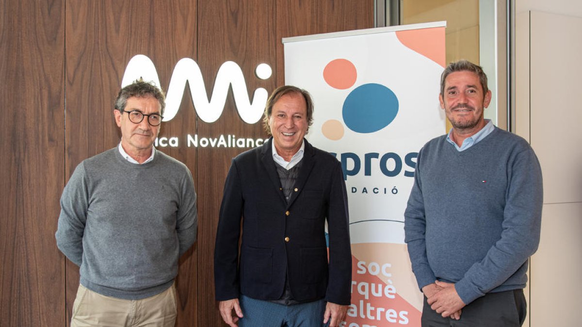 Representantes de NovAliança y Aspros tras la firma del contrato.