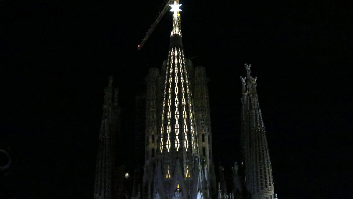 Vista de l’estel de la torre de la Mare Déu de la Sagrada Família al tancament de la jornada d’inauguració.