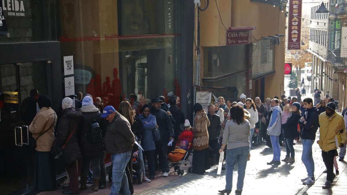 Imagen de archivo de colas en la Empresa Municipal de Urbanismo para pedir ayudas para el alquiler.