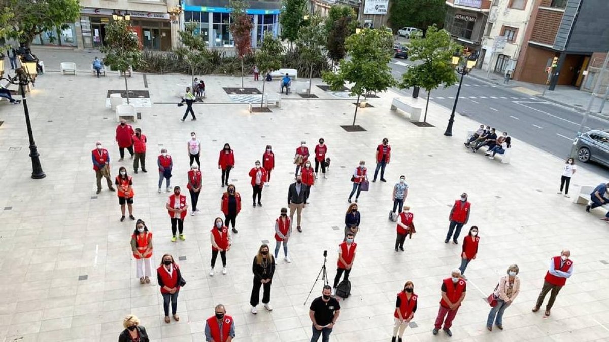 Voluntarios de Creu Roja se concentraron ayer en Mollerussa para celebrar el Día Mundial de la entidad.