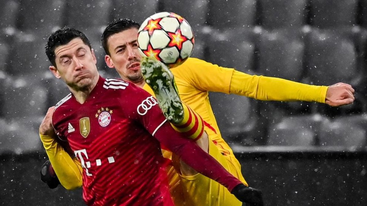 Lenglet intenta prendre la pilota a Lewandowski.