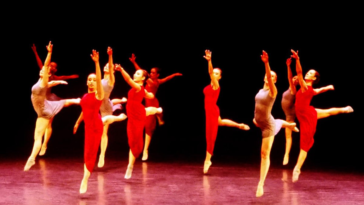 Ballarines de Par en Dansa en un moment de l’espectacle ‘Dancing Vivaldi’ a la Llotja de Lleida.