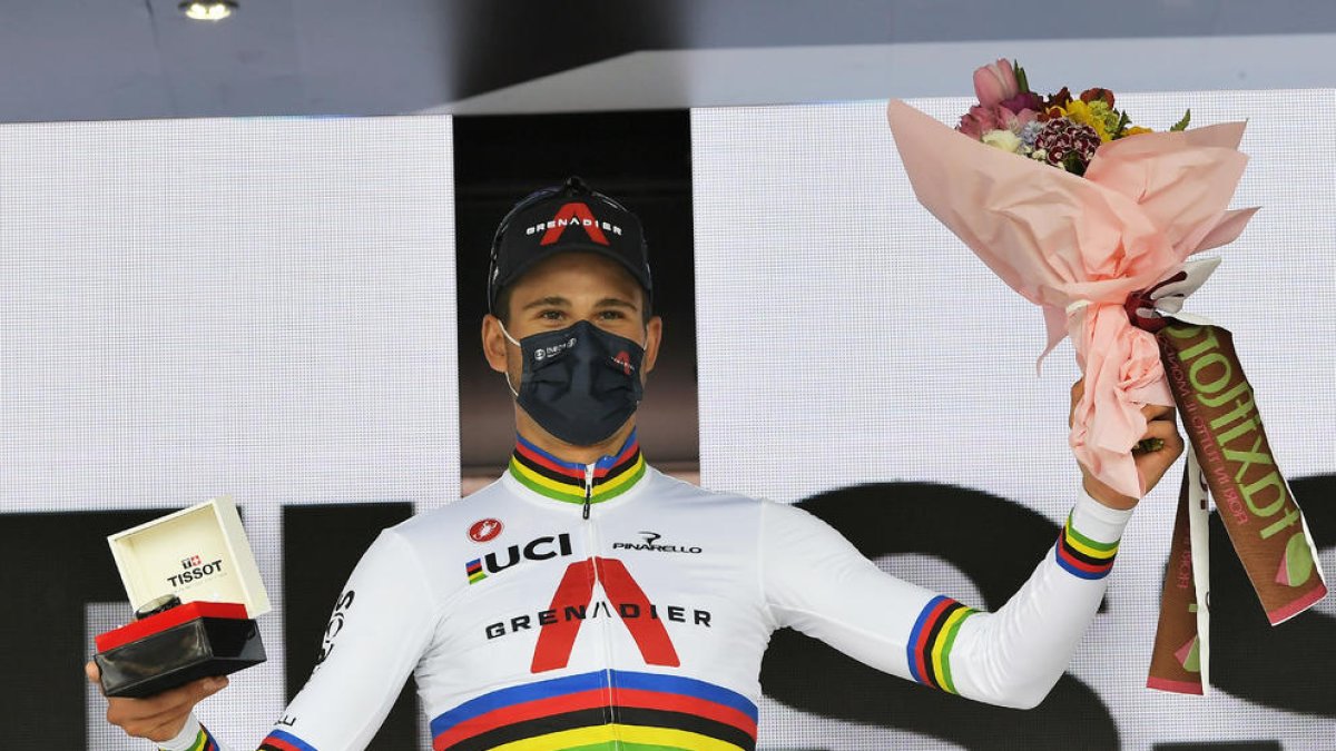 Filippo Ganna celebra su triunfo en el estreno del Giro.