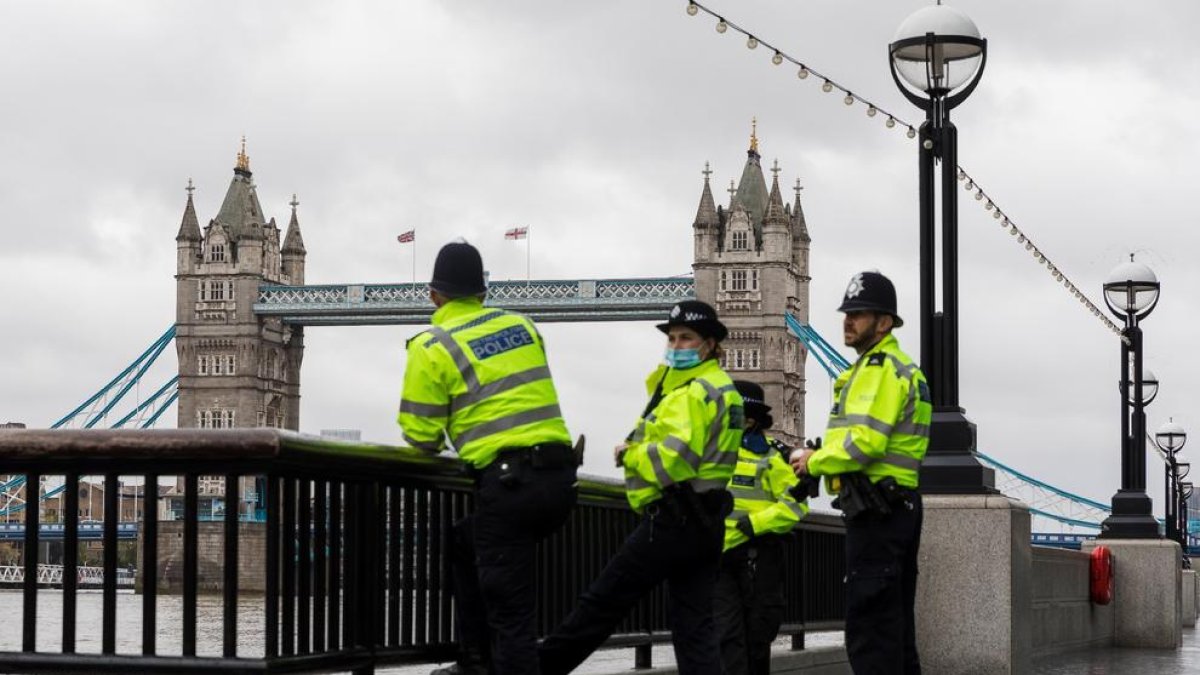 Policies britànics observen el pont de Londres.