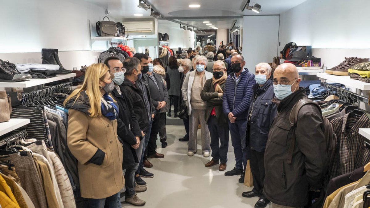 La acto inaugural de la tienda de ropa de segunda mano ‘Moda Re-’, en la calle Sant Antoni de Lleida.