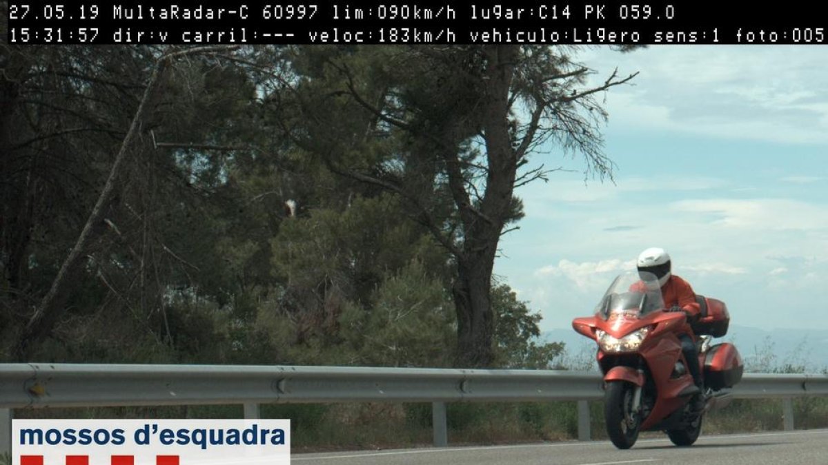 Momento en el que el radar captó al motorista.