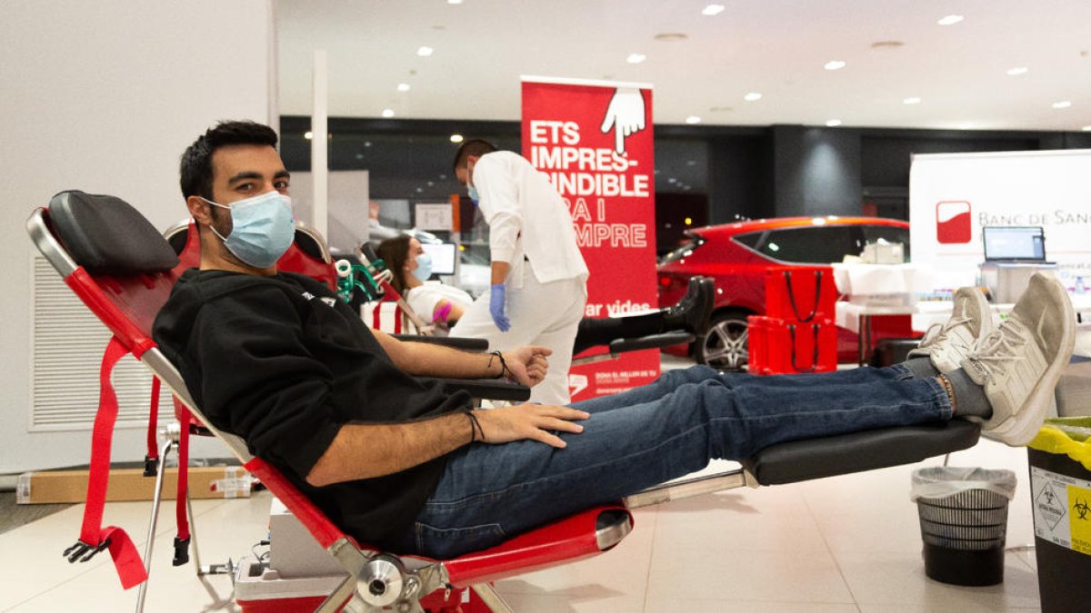 El Força Lleida, con el Banc de Sang - El técnico del primer equipo Gerard Encuentra, los jugadores David Cuéllar y Albert Lafuente, el presidente Albert Aliaga y el directivo Tonin Cudós acudieron ayer a las instalaciones de Nayox, uno de lo ...