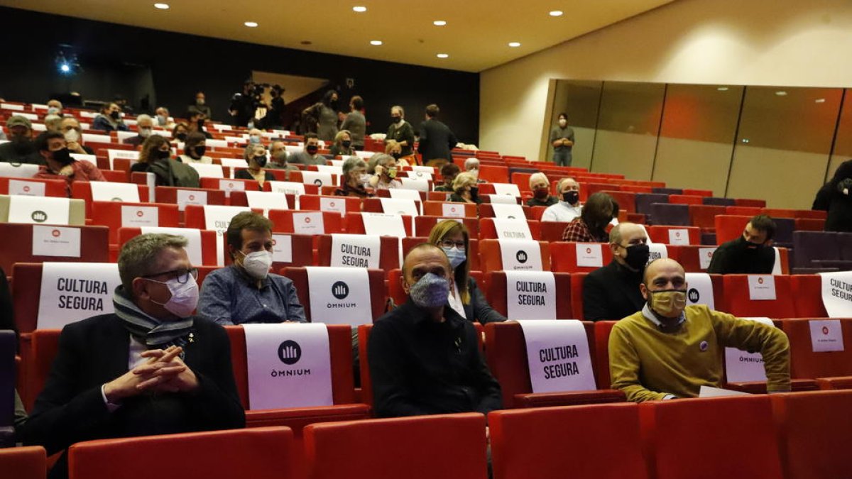Talarn, Pueyo y Mauri, ayer en primera fila en la Llotja en la sesión inaugural de los Premis VOC.