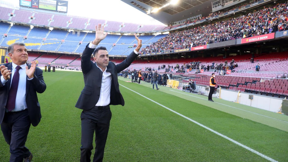 Xavi saluda a los casi 10.000 aficionados que acudieron.