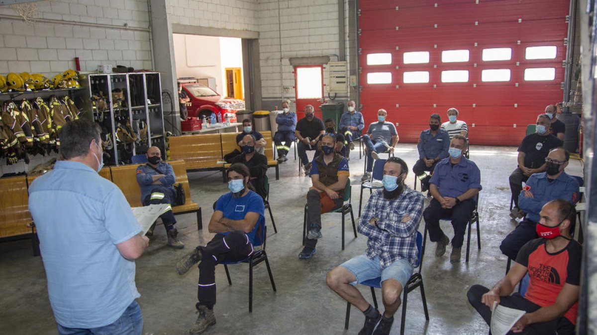 Reunión ayer de los bomberos voluntarios en Agramunt.