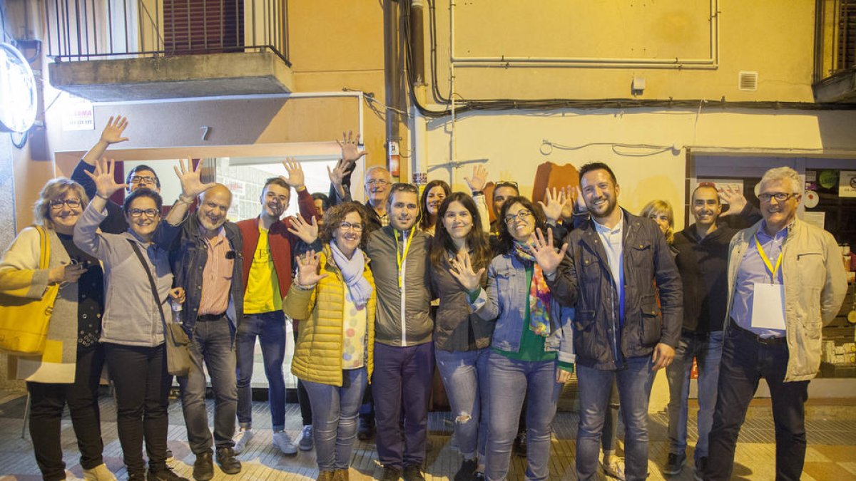 Miembros de ERC-MES celebrando el domingo los 5 ediles, récord histórico en Tàrrega, frente a su sede.