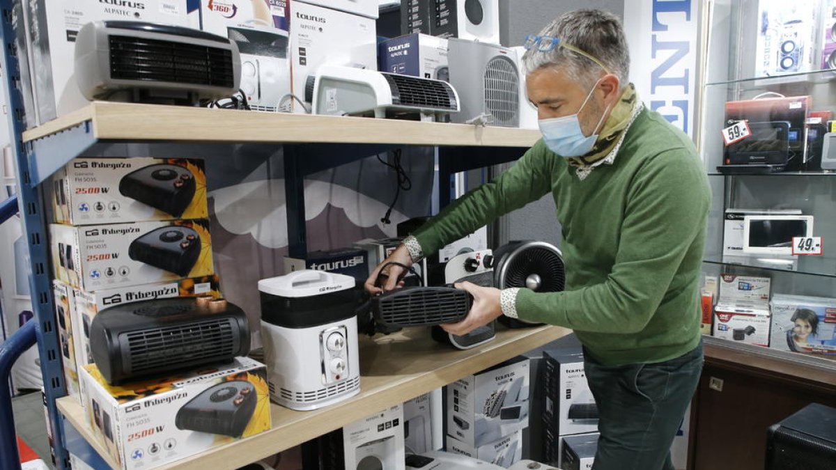 Part de la secció d’aparells d’aire calent en una botiga d’electrodomèstics de Lleida.