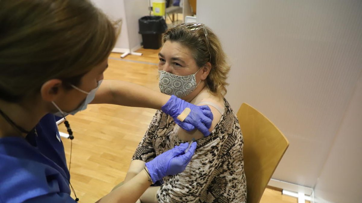 Una mujer recibe la vacuna en el pabellón Onze de Setembre.
