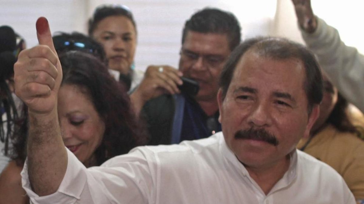 Daniel Ortega saluda després de votar a les eleccions.