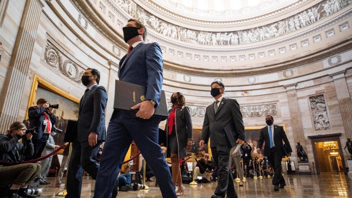 Varios senadores a su llegada ayer a la Cámara para el juicio político.