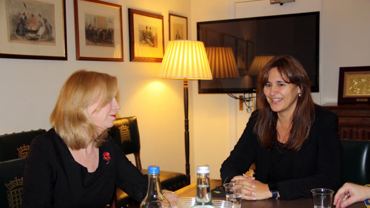 Borràs y la vicepresidenta del Parlamento británico, Eleanor Laing.