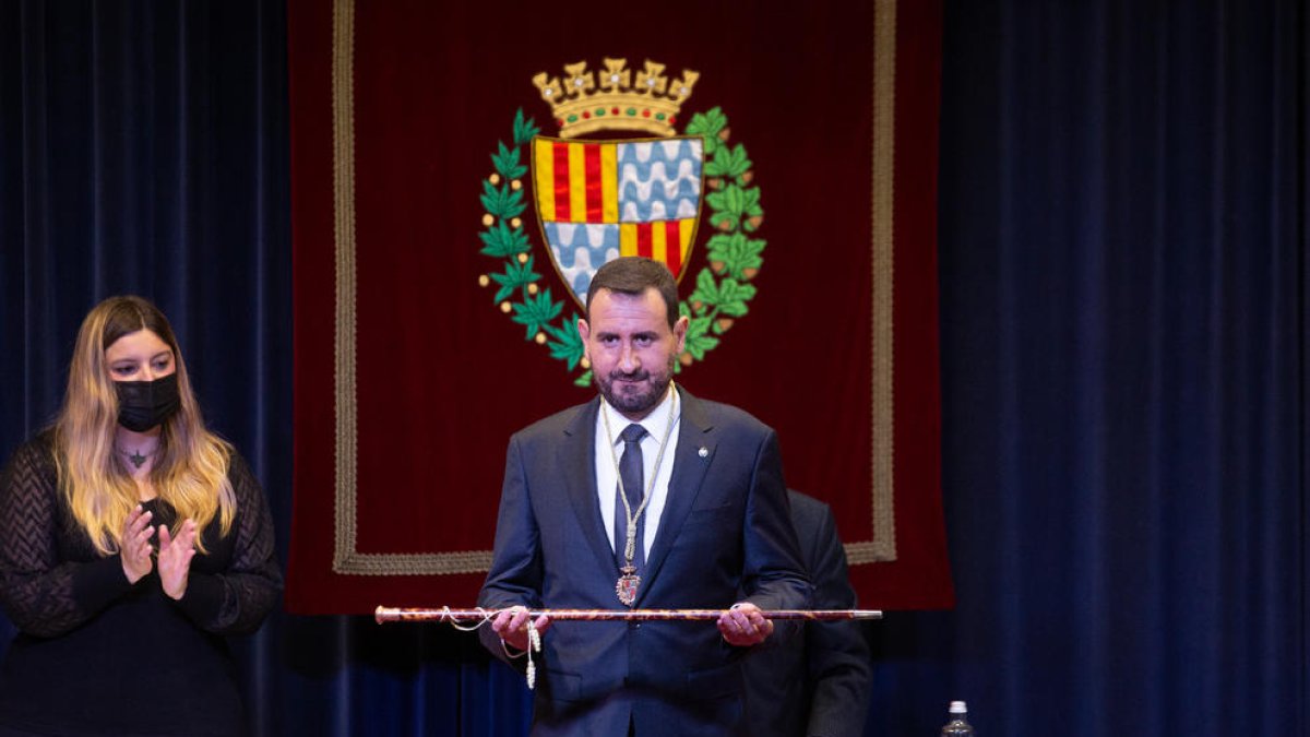 El socialista Rubén Guijarro, recogiendo ayer la vara de mando de Badalona.