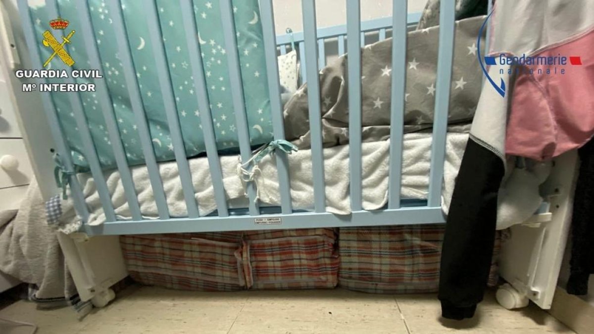 Imagen de la cuna bajo la que se escondía la droga.