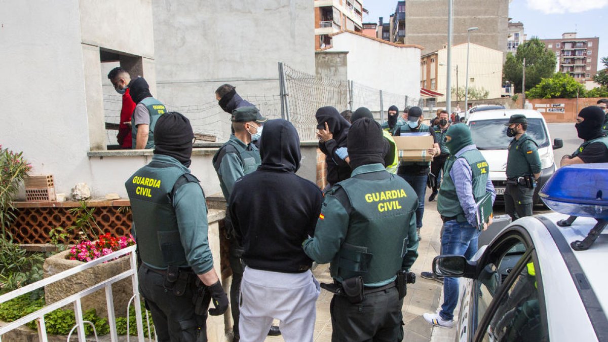 Varios de los detenidos en Balaguer el pasado 25 de mayo durante uno de los registros.