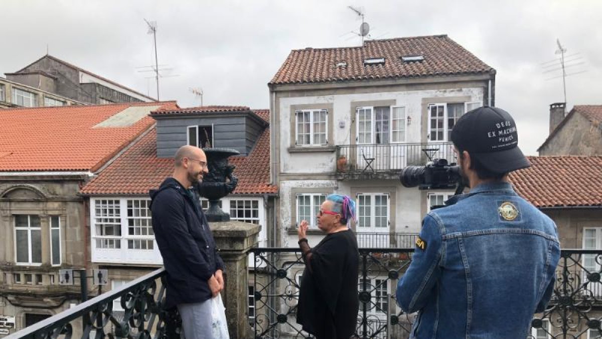 L’Esther rep el periodista a casa seua, a Santiago de Compostel·la.