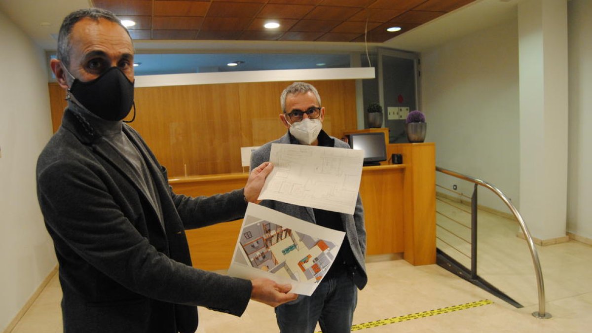 Carles Esquerda y Rafel Panadés, con los planos de la reforma.