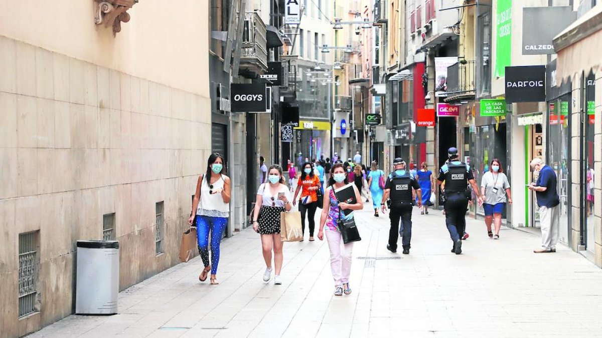 Imatge d’arxiu de dos agents de la Guàrdia Urbana patrullant per l’Eix.