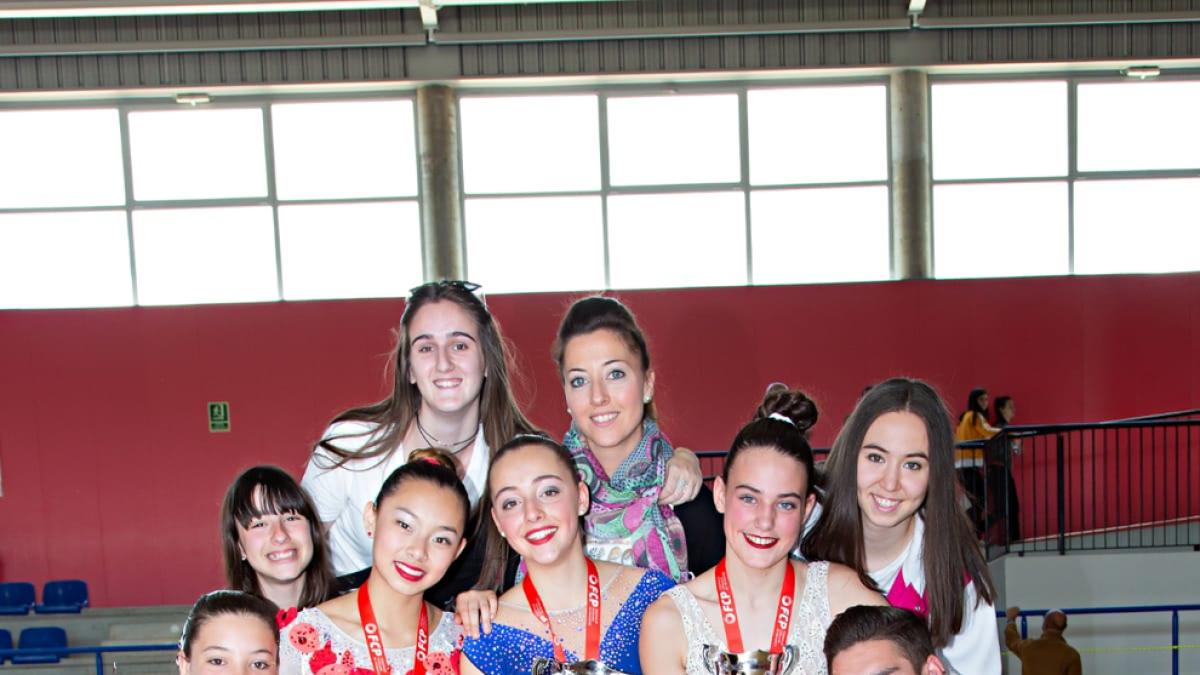 Les patinadores del Mollerussa i l’entrenadora Joana Tomé.