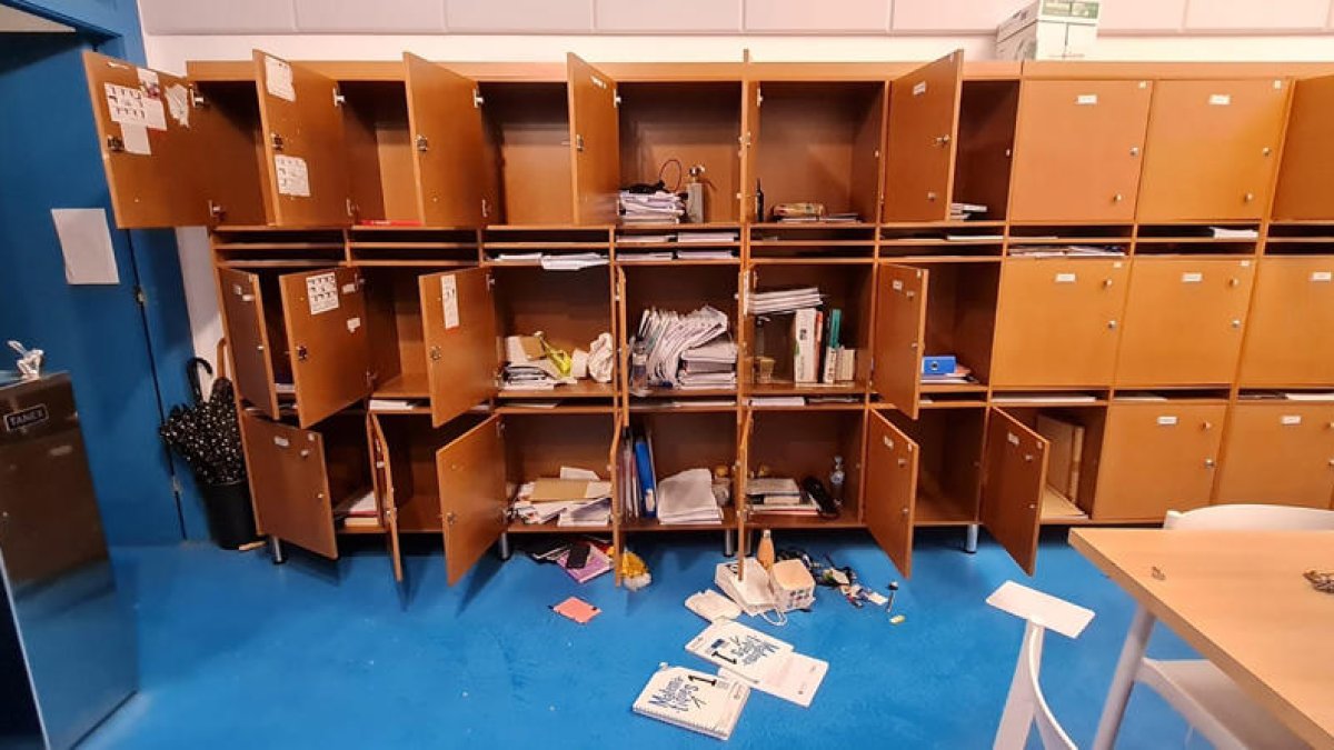 Taquillas de un despacho del INS Gili i Gaya de Lleida removidas