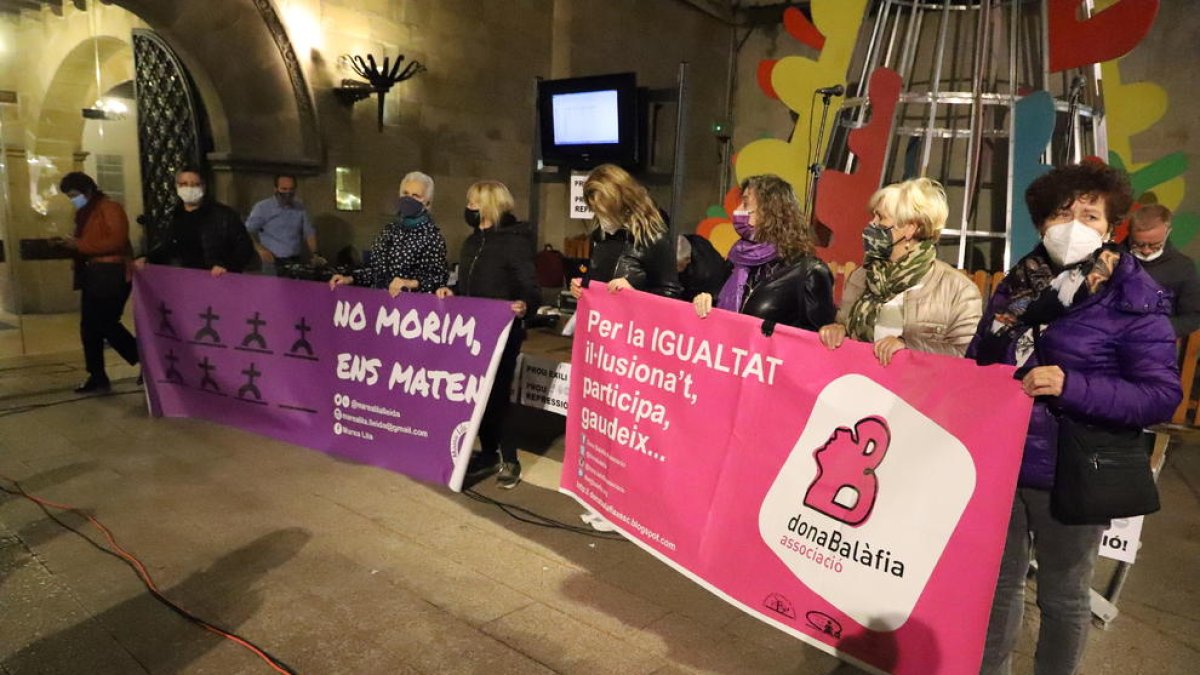 Marea Lila celebró ayer la marcha número 40 contra los feminicidios, en la que participó Dona Balàfia.