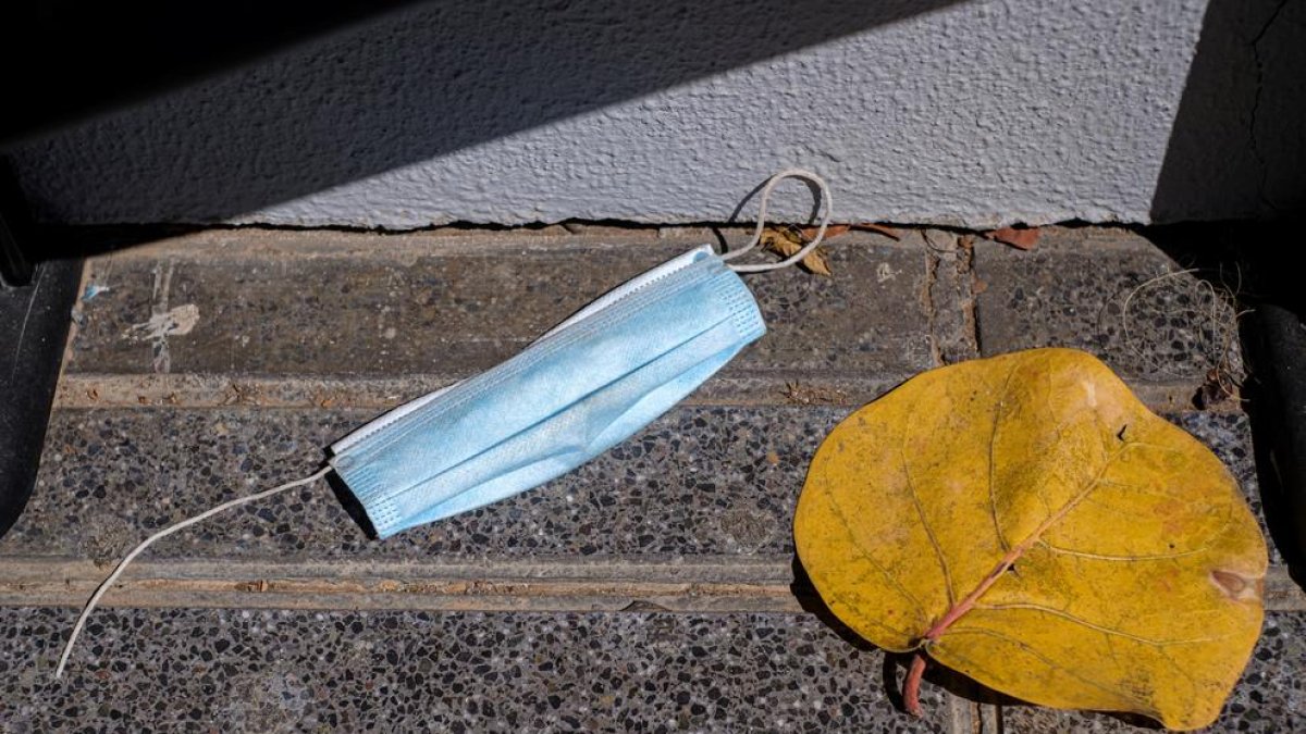 La mala eliminación de mascarillas puede crear un desastre medioambiental