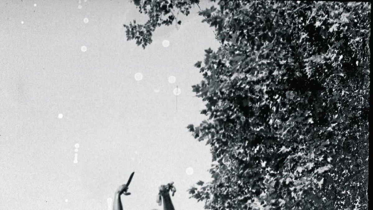 La estatua se colocó ayer a primera hora de la mañana frente al Arc del Pont y se cubrió con paneles negros y una lona a la espera de que se descubra hoy por la tarde.