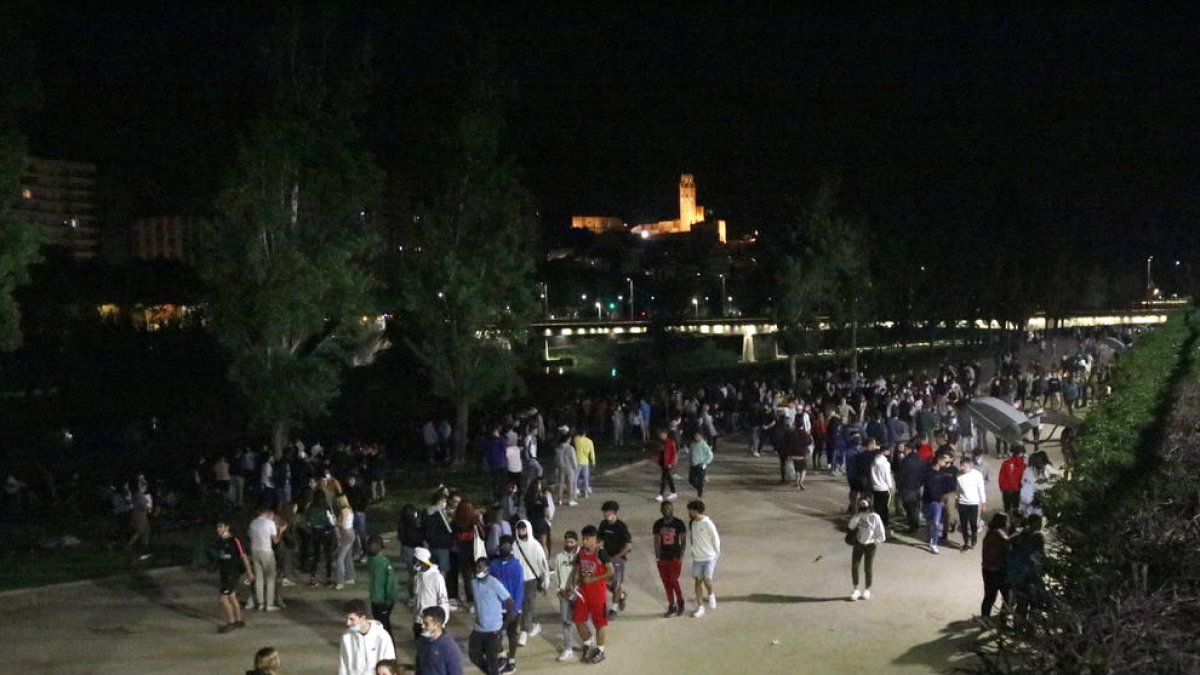Imatge d’ahir a la matinada, on centenars de joves es van concentrar al riu a Lleida.