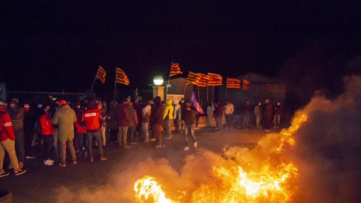 Els vaguistes van aixecar una barricada davant la porta de l’escorxador i hi estaran concentrats fins a aquesta mateixa nit.