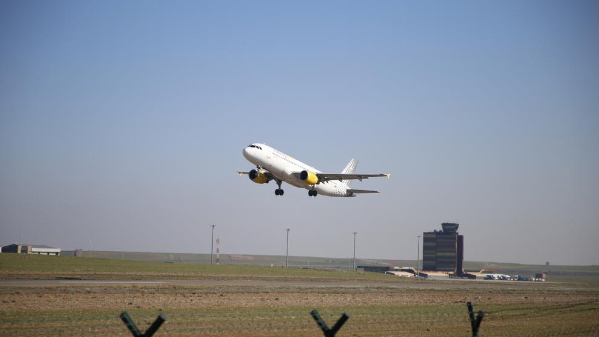 Un dels avions de Vueling, ahir a les instal·lacions de l’aeroport d’Alguaire.