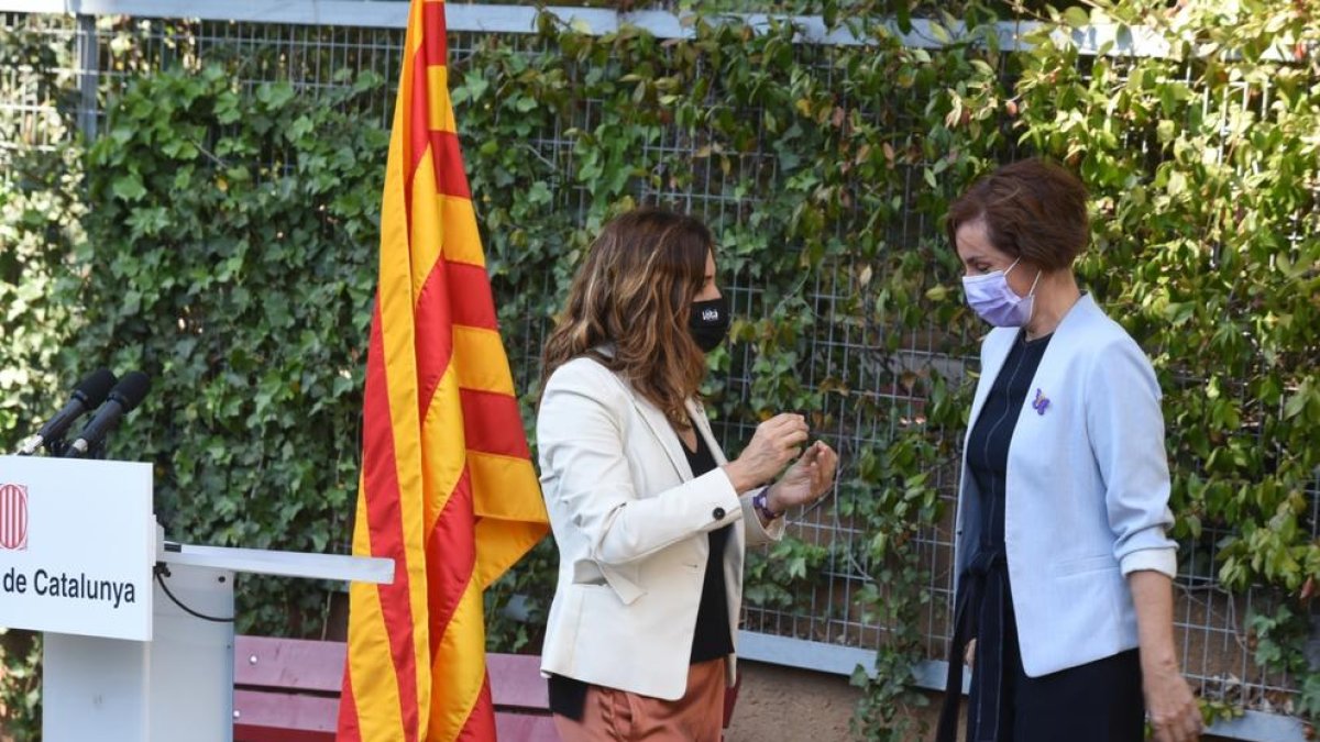 Anna Caula, derecha, toma posesión ante Laura Vilagrà.