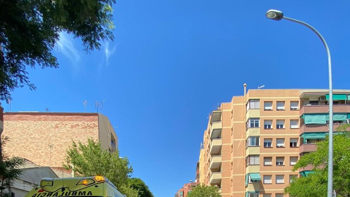 El cotxe va envair la vorera de manera accidental.