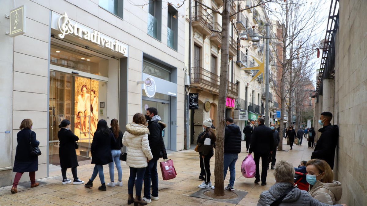 La limitación de los aforos en el comercio provocó colas para entrar en algunas tiendas.