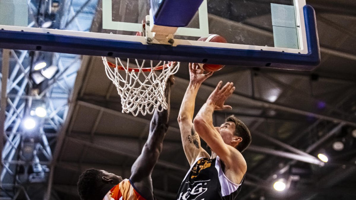 Mirza Bulic intenta anotar pese a la denfesa de Sow.