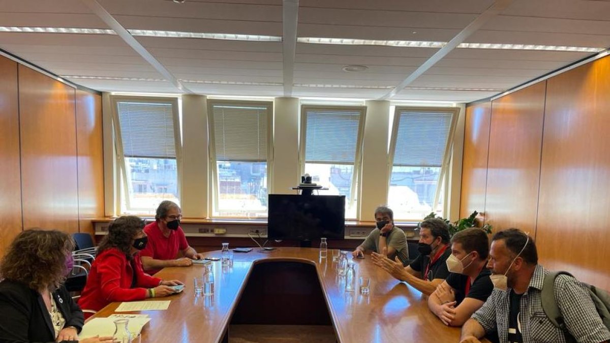 La reunión ayer con la consellera Teresa Jordà.