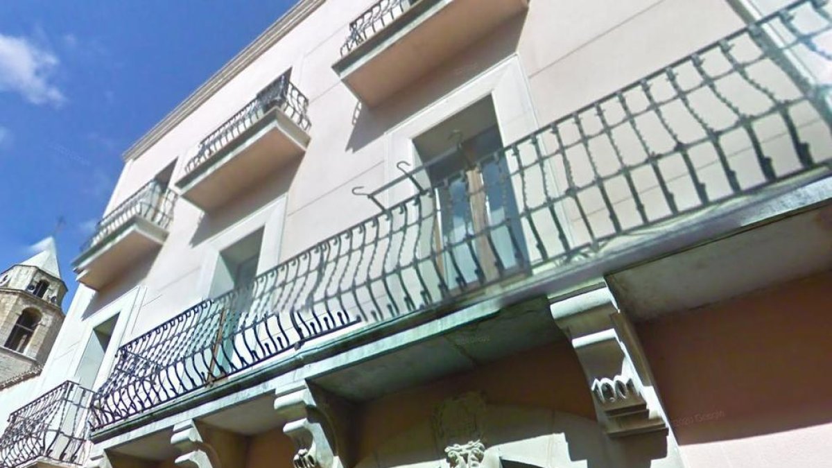 La Junta Electoral obliga a despenjar una pancarta d'Amnistia a l'ajuntament del Palau d'Anglesola