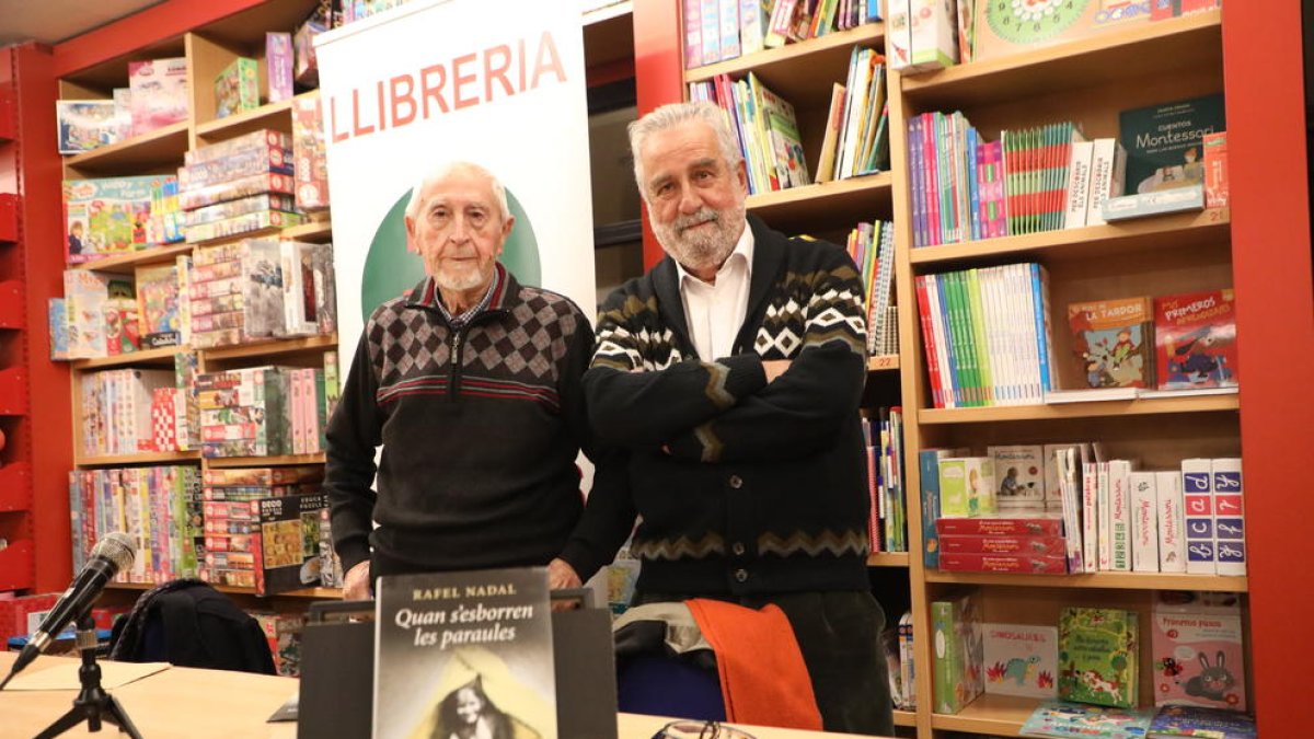 Josep Vallverdú i l’escriptor gironí Rafel Nadal, ahir a la llibreria Caselles de Lleida.