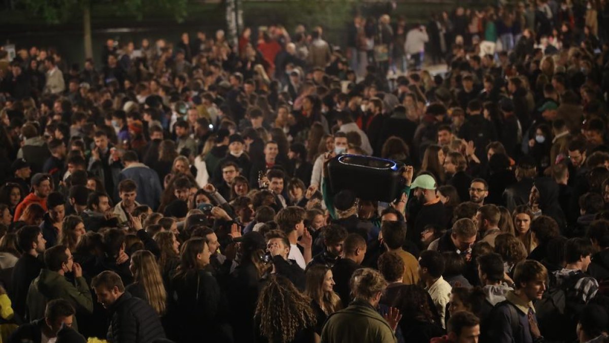 Diversos joves celebren el final de toc de queda a Barcelona.