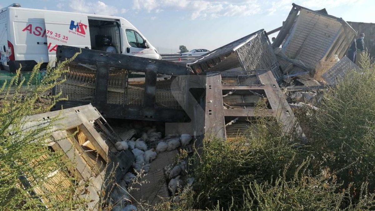 Cues a l'autovia A2 per un camió accidentat