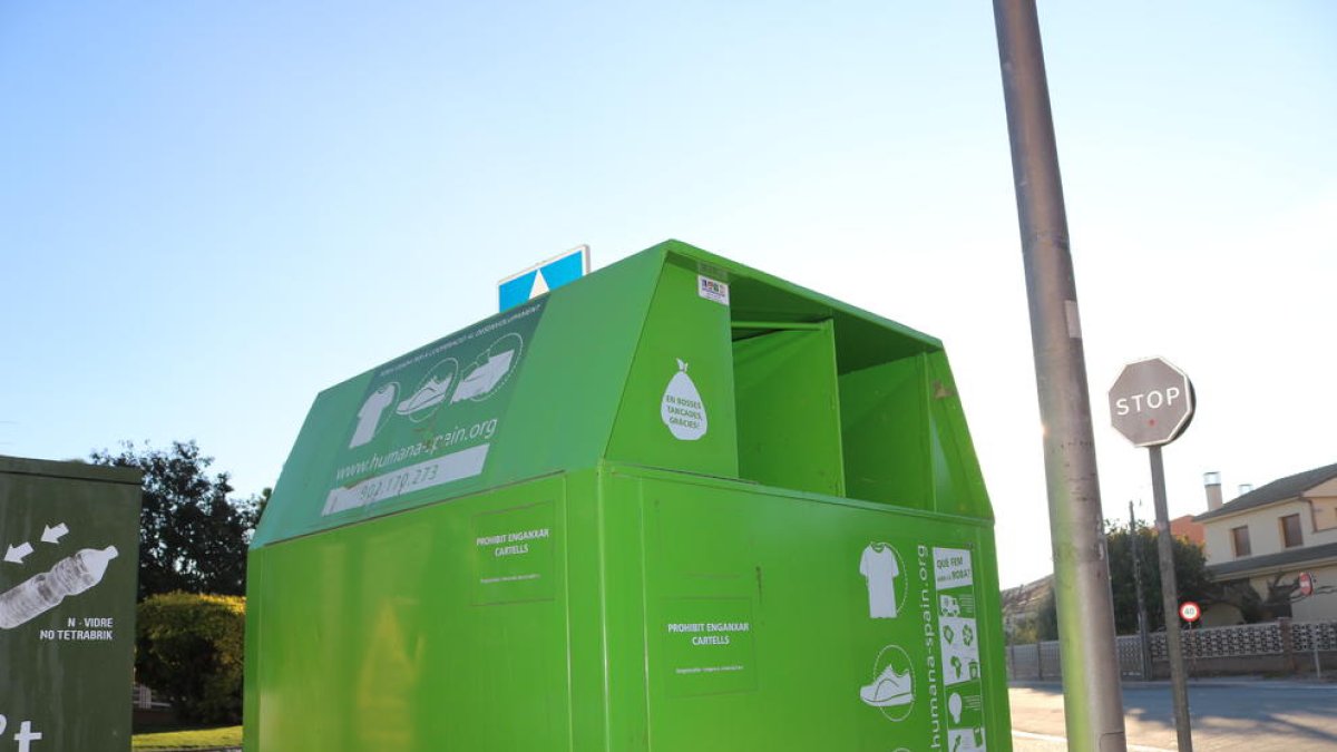 Un contenedor de ropa de Mollerussa.