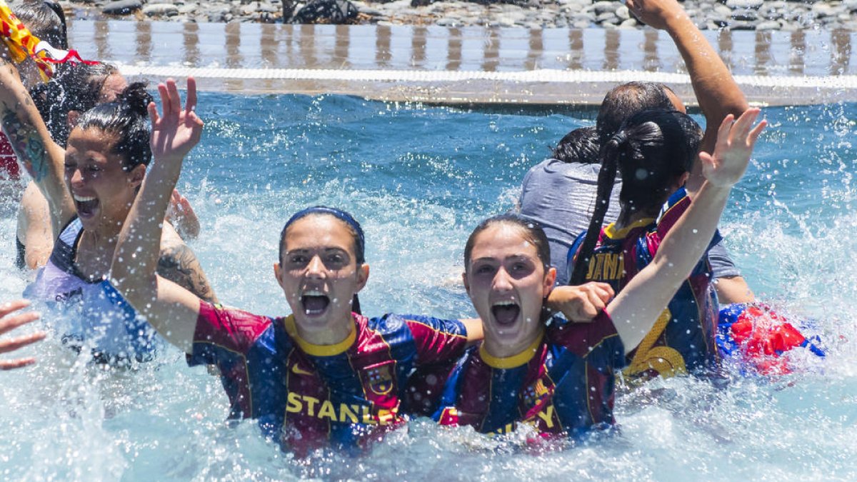 Jugadoras y técnicos, entre ellos Lluís Cortés, celebraron el título en la piscina del hotel.