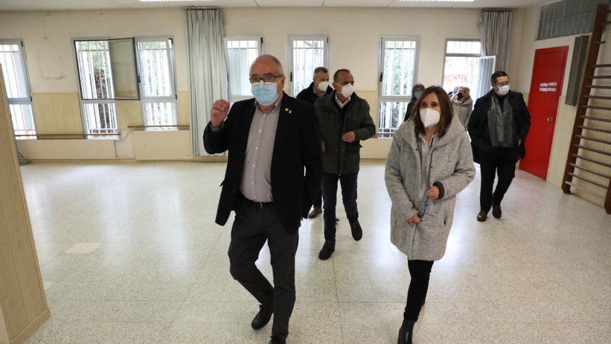 El conseller Josep Bargalló visitó ayer el colegio Joan XXIII, en la imagen, y la EOI de Lleida.