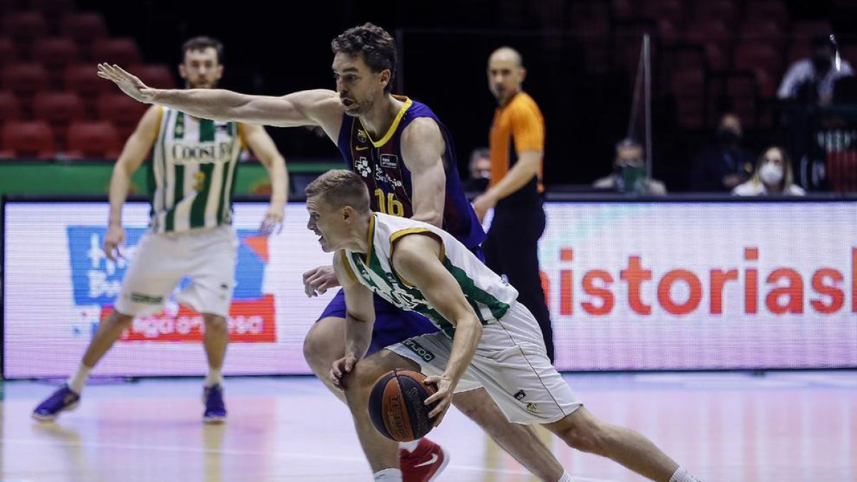 Tobias Borg intenta superar al azulgrana Pau Gasol.