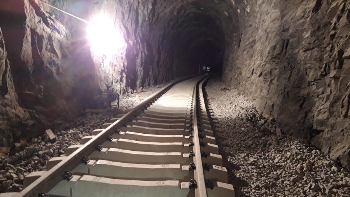 Imagen de archivo de un tramo de vía renovado.